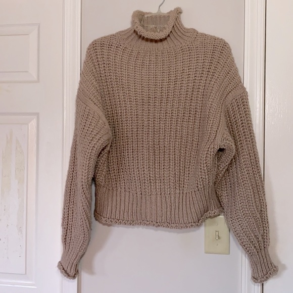 H&M Sweaters - H&M tan slightly cropped sweater S